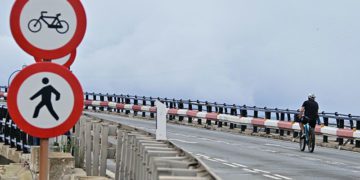 De momento sigue prohibido cruzar en bici o a pie el Puente Carranza / FOTO: Eulogio García