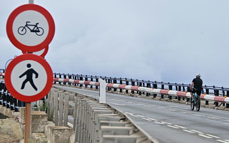 De momento sigue prohibido cruzar en bici o a pie el Puente Carranza / FOTO: Eulogio García