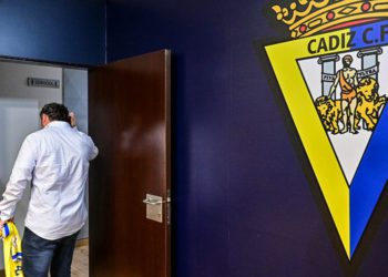 Sergio se marcha de la sala de prensa tras su comparecencia de despedida / FOTO: Eulogio García