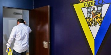 Sergio se marcha de la sala de prensa tras su comparecencia de despedida / FOTO: Eulogio García