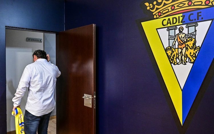 Sergio se marcha de la sala de prensa tras su comparecencia de despedida / FOTO: Eulogio García
