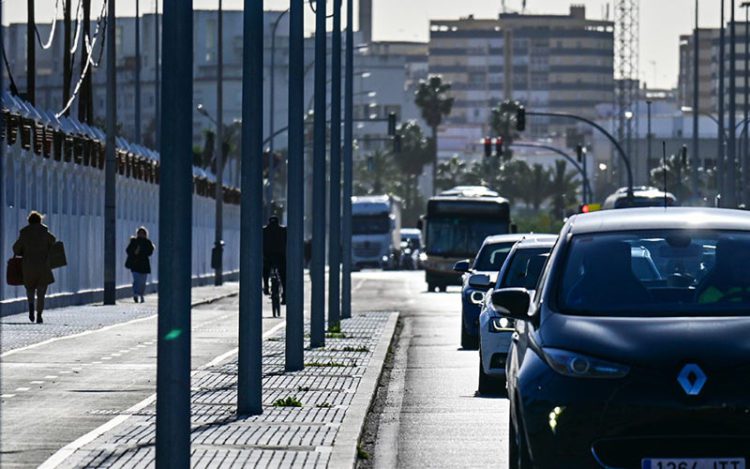 Tráfico en la avenida de Astilleros de la capital / FOTO: Eulogio García