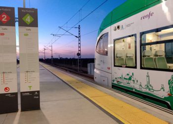 El tranvía esperando al Cercanías en el apeadero de Río Arillo / FOTO: DBC