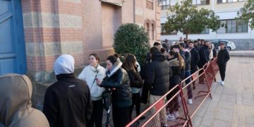 Los primeros de la cola formada a primera hora / FOTO: Eulogio García