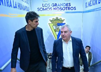 Pellegrino y Vizcaíno charlan en el túnel de vestuarios / FOTO: Eulogio García