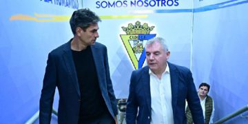 Pellegrino y Vizcaíno charlan en el túnel de vestuarios / FOTO: Eulogio García