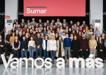 Los ministros de Sumar posando con el grupo promotor / FOTO: Sumar