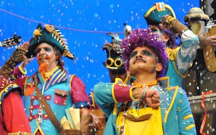 'Los colgaos' en posición despedida / FOTO: DBC