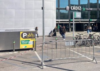 Los aparcabicis, de pago y gratuito / FOTO: Adif