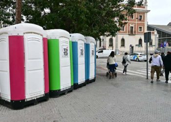 Los aseos portátiles se han plantado por todo Cádiz / FOTO: Eulogio García