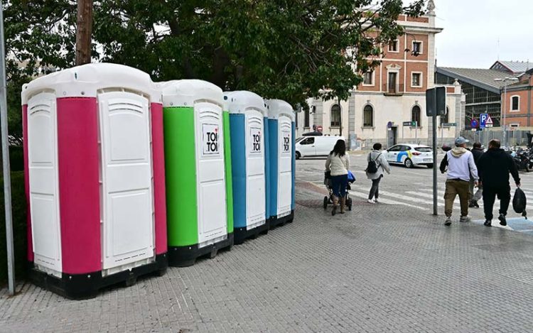 Los aseos portátiles se han plantado por todo Cádiz / FOTO: Eulogio García