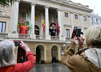 Momo y la bruja Piti ya saludan desde el balcón del Ayuntamiento / FOTO: Eulogio García