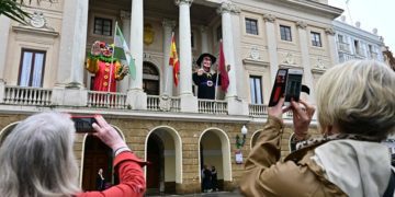 Momo y la bruja Piti ya saludan desde el balcón del Ayuntamiento / FOTO: Eulogio García
