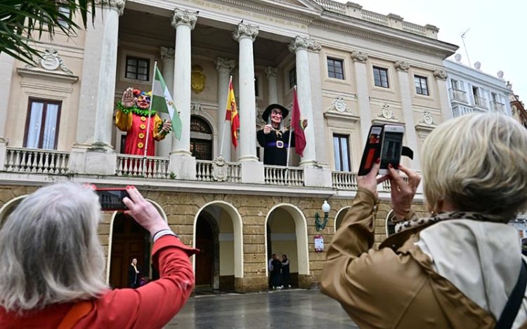 Momo y la bruja Piti ya saludan desde el balcón del Ayuntamiento / FOTO: Eulogio García