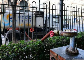 Tomando agua de uno de los pozos ya habilitados en la avenida / FOTO: Eulogio García