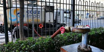 Tomando agua de uno de los pozos ya habilitados en la avenida / FOTO: Eulogio García