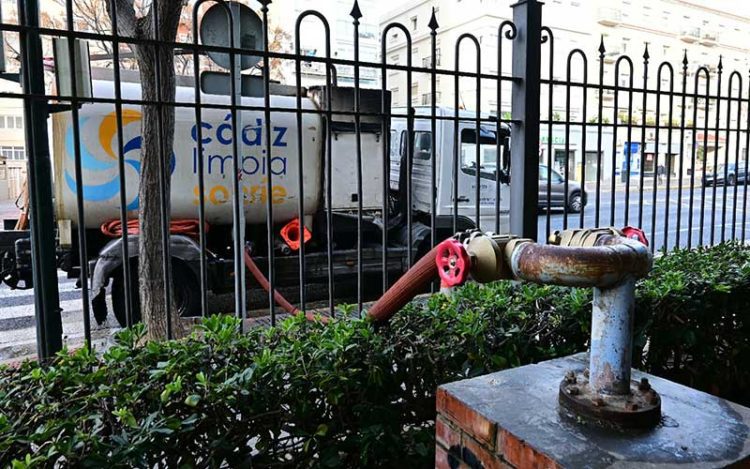 Tomando agua de uno de los pozos ya habilitados en la avenida / FOTO: Eulogio García