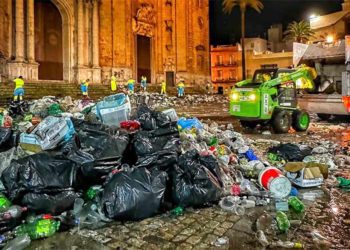 Limpieza intensiva en la plaza de la Catedral tras otra jornada de botellón / FOTO: @jctbcdz