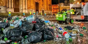 Limpieza intensiva en la plaza de la Catedral tras otra jornada de botellón / FOTO: @jctbcdz