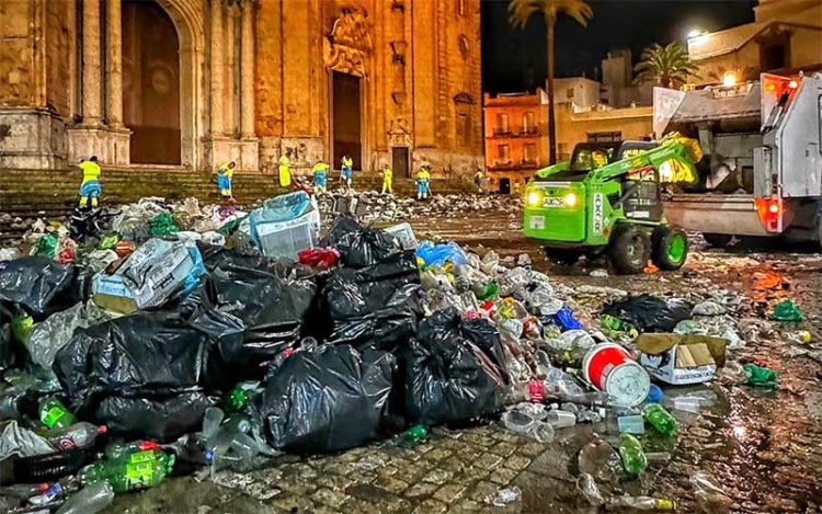 Limpieza intensiva en la plaza de la Catedral tras otra jornada de botellón / FOTO: @jctbcdz