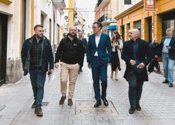 El alcalde pasea junto a representantes de Telefónica / FOTO: Ayto.