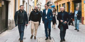 El alcalde pasea junto a representantes de Telefónica / FOTO: Ayto.