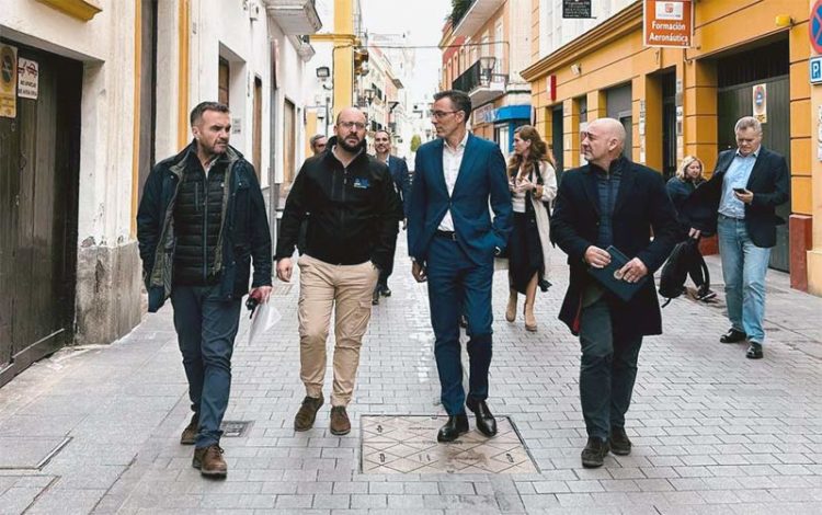 El alcalde pasea junto a representantes de Telefónica / FOTO: Ayto.