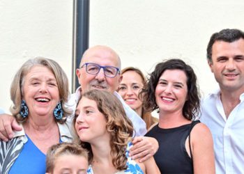 Posando con familiares y el alcalde durante la inauguración de su calle / FOTO: Ayto.