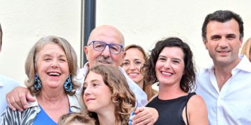 Posando con familiares y el alcalde durante la inauguración de su calle / FOTO: Ayto.