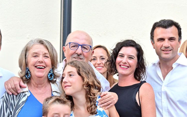 Posando con familiares y el alcalde durante la inauguración de su calle / FOTO: Ayto.