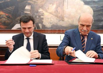 Escenificando la firma del convenio anual / FOTO: Ayto.