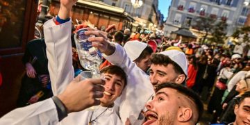 La 'fiesta' en los alrededores del mercado / FOTO: Eulogio García