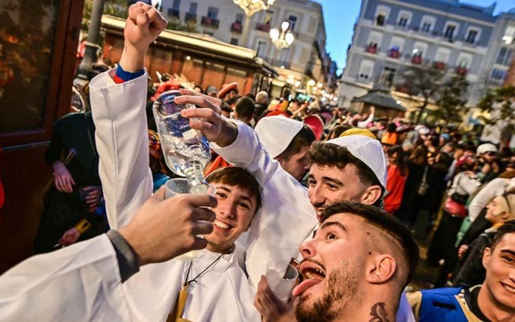 La 'fiesta' en los alrededores del mercado / FOTO: Eulogio García