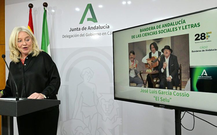 Colombo presentando a los premiados / FOTO: Eulogio García