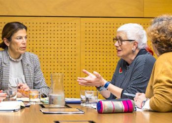 La concejala Isa Blanco reunida con la Apdha / FOTO: Ayto.