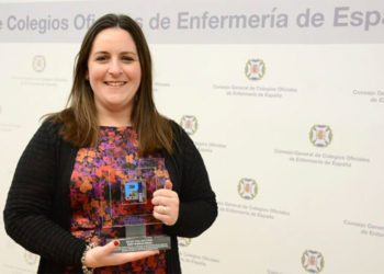 Belén Gutiérrez con su trofeo / FOTO: Colegio de Enfemería de Cádiz