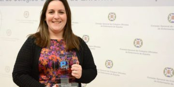Belén Gutiérrez con su trofeo / FOTO: Colegio de Enfemería de Cádiz