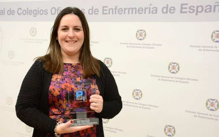 Belén Gutiérrez con su trofeo / FOTO: Colegio de Enfemería de Cádiz