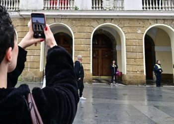 Acceso principal al Consistorio gaditano / FOTO: Eulogio García