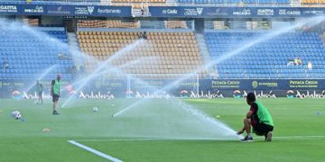 Cuidando el césped antes de un partido liguero / FOTO: Eulogio García