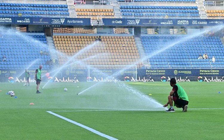 Cuidando el césped antes de un partido liguero / FOTO: Eulogio García