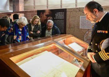 Los primeros visitantes de la muestra / FOTO: Eulogio García