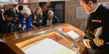 Los primeros visitantes de la muestra / FOTO: Eulogio García