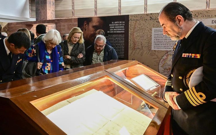 Los primeros visitantes de la muestra / FOTO: Eulogio García