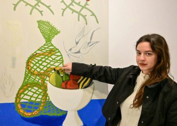 Melero junto a una de sus obras expuestas / FOTO: Eulogio García