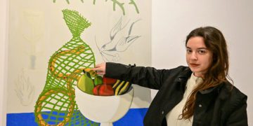Melero junto a una de sus obras expuestas / FOTO: Eulogio García