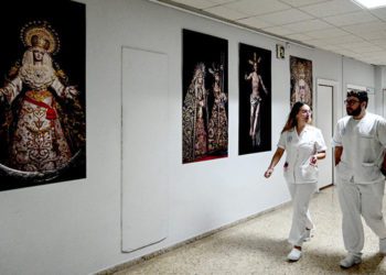 Cristos y vírgenes entre el personal médico / FOTO: Eulogio García