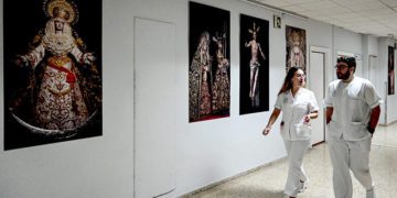 Cristos y vírgenes entre el personal médico / FOTO: Eulogio García