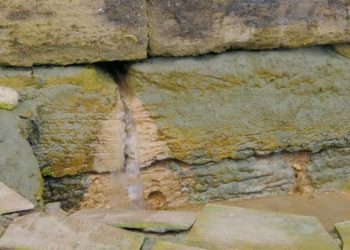 Chorro de agua potable entre los sillares del puente / FOTO: Ayto.