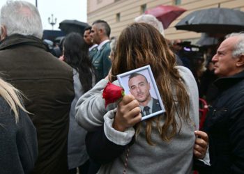 Momentos de dolor y rabia entre familia y amigos tras la misa en Cádiz / FOTO: Eulogio García